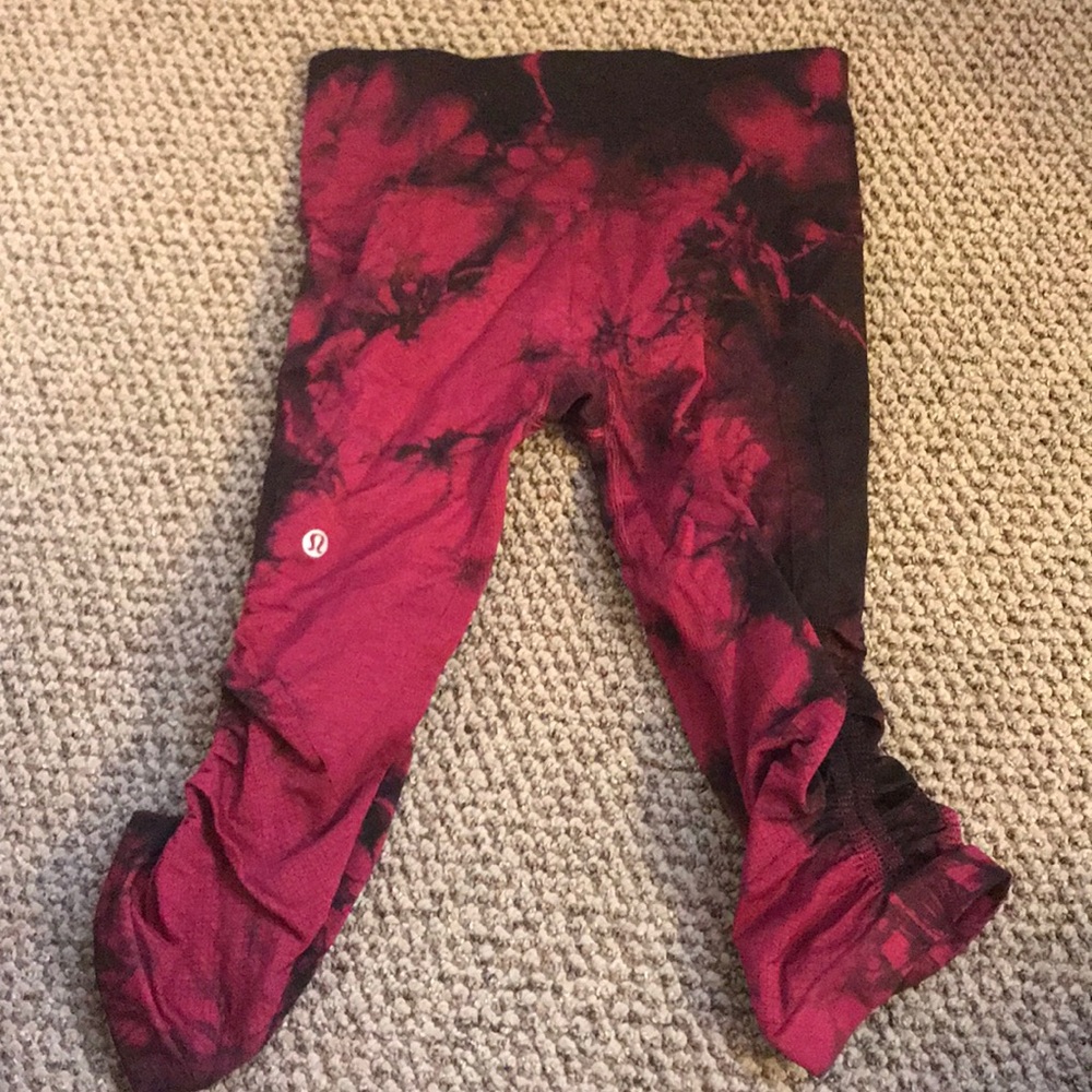 Red and black tie-dye luke lemon crop leggings.